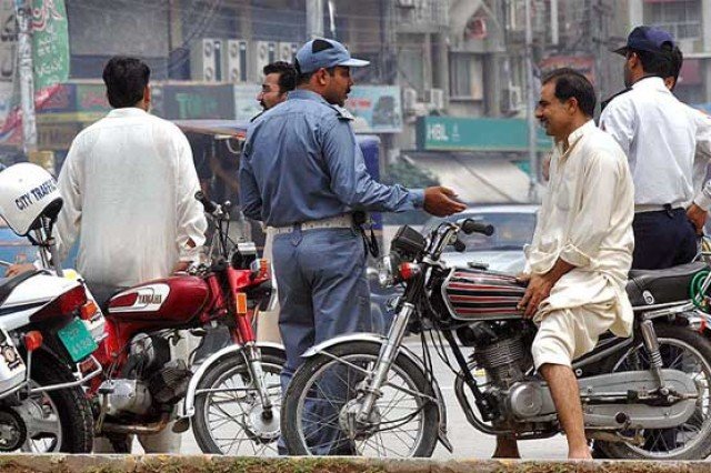 بغیر ہیلمٹ موٹرسائیکل سواروں کو ٹریس کرنے کا سافٹ ویئر تیار
