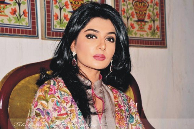 عمر کے طعنے دینا بند کریں، جو میری مرضی ہوگی وہ کروں گی، عفت عمر