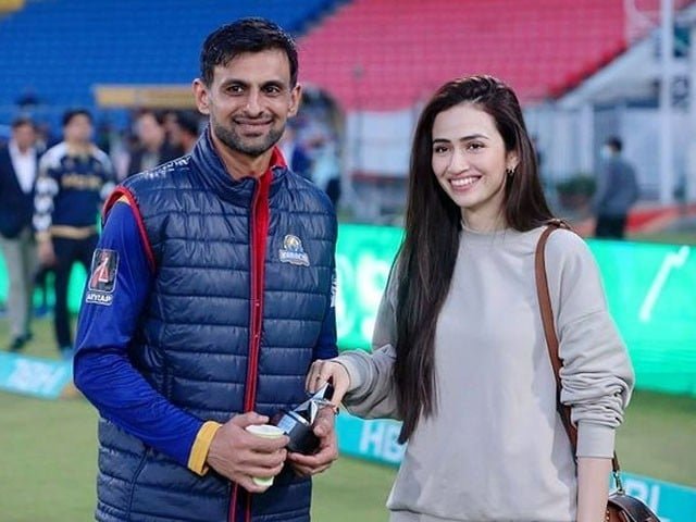 ثنا جاوید نے شعیب ملک کے ہمراہ نئی تصاویر سوشل میڈیا پر شیئر کردیں