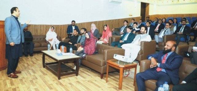 ایڈمنسٹریٹو سروس کے افسران کا دورہ سکردو ، بریفنگ دی گئی