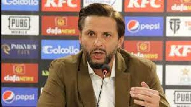 بورڈ خود کو بچانے کیلئے کھلاڑیوں کو ایک دوسرے کے سامنے نہ کرے، آفریدی