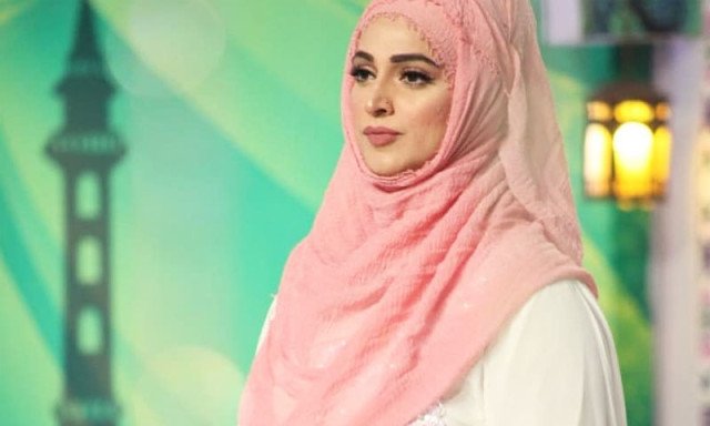 غریبوں کو کھانا تقسیم کرنے پرہمسائے پریشان‘ نور بخاری کو نوٹس مل گیا