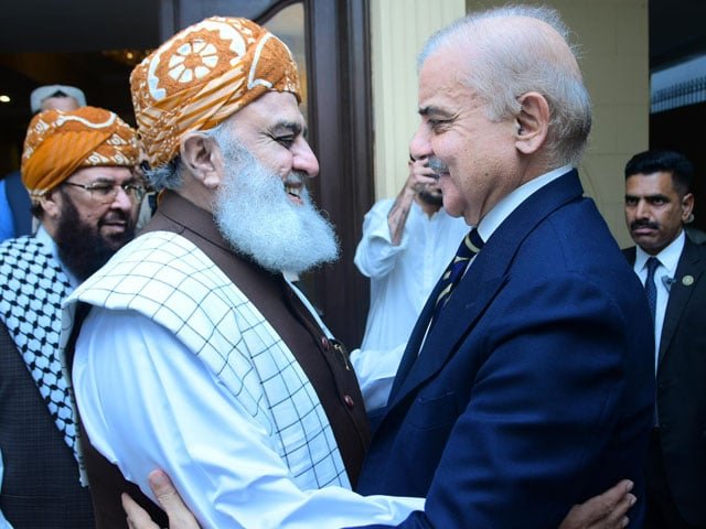 شہباز شریف کی مولانا فضل الرحمان کی رہائشگاہ آمد، ملکی سیاسی صورتحال پر گفتگو