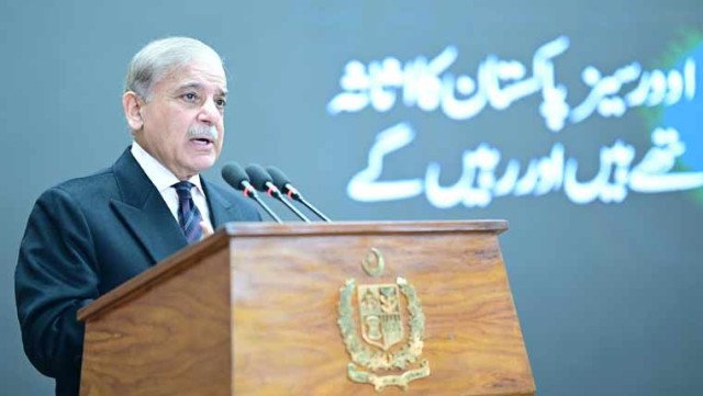 وزیرِ اعظم کا پٹرولیم قیمتیں برقرار رکھنے کا فیصلہ، بجلی سستی کی جائے گی